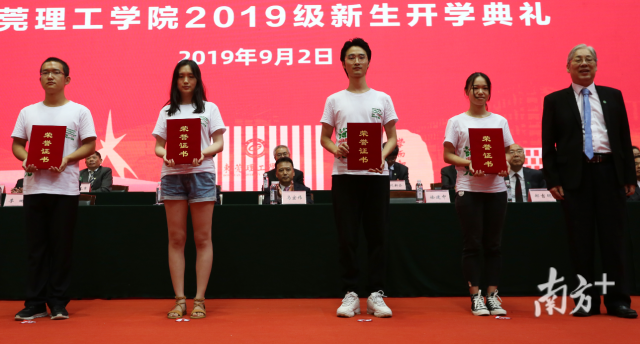 中国科学院院士、学校双聘院士徐建中为首届研究生新生颁发荣誉证书。